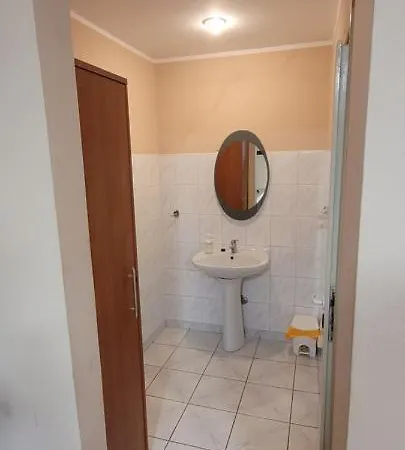 Bed & Breakfast Dworek Goscinne *