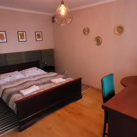Bed & Breakfast Dworek Goscinne
