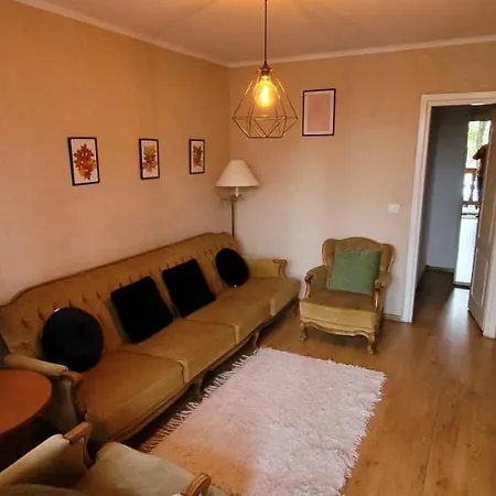 Dworek Goscinne Bed & Breakfast *