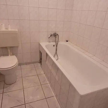 Bed & Breakfast Dworek Goscinne *