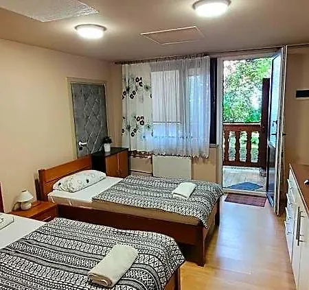 Dworek Goscinne Bed & Breakfast 3*