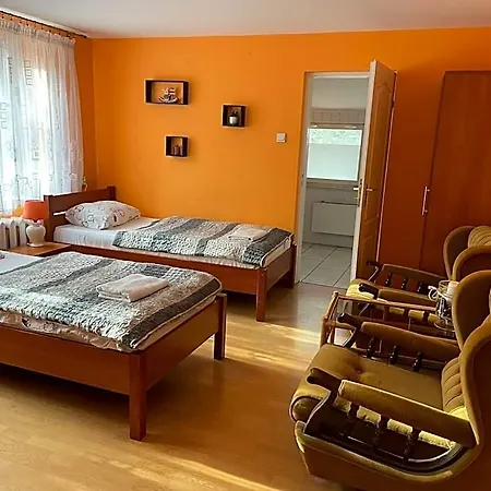Dworek Goscinne Bed & Breakfast 3*