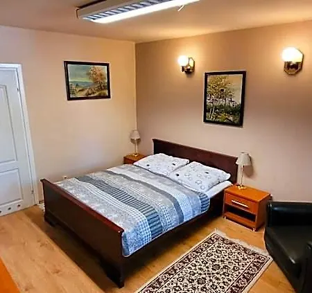 Bed & Breakfast Dworek Goscinne