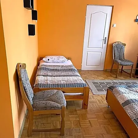 Dworek Goscinne Bed & Breakfast