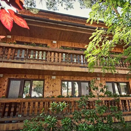 Dworek Goscinne Bed and breakfast