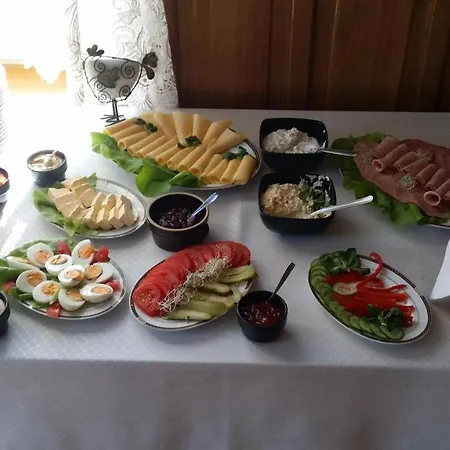 Bed & Breakfast Dworek Goscinne *